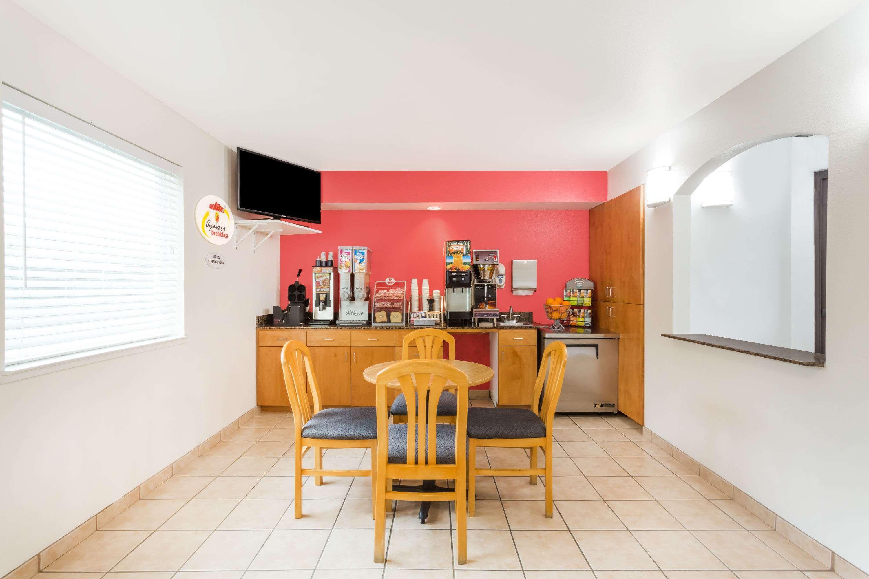 Super 8 By Wyndham Cloverdale Wine Country Esterno foto