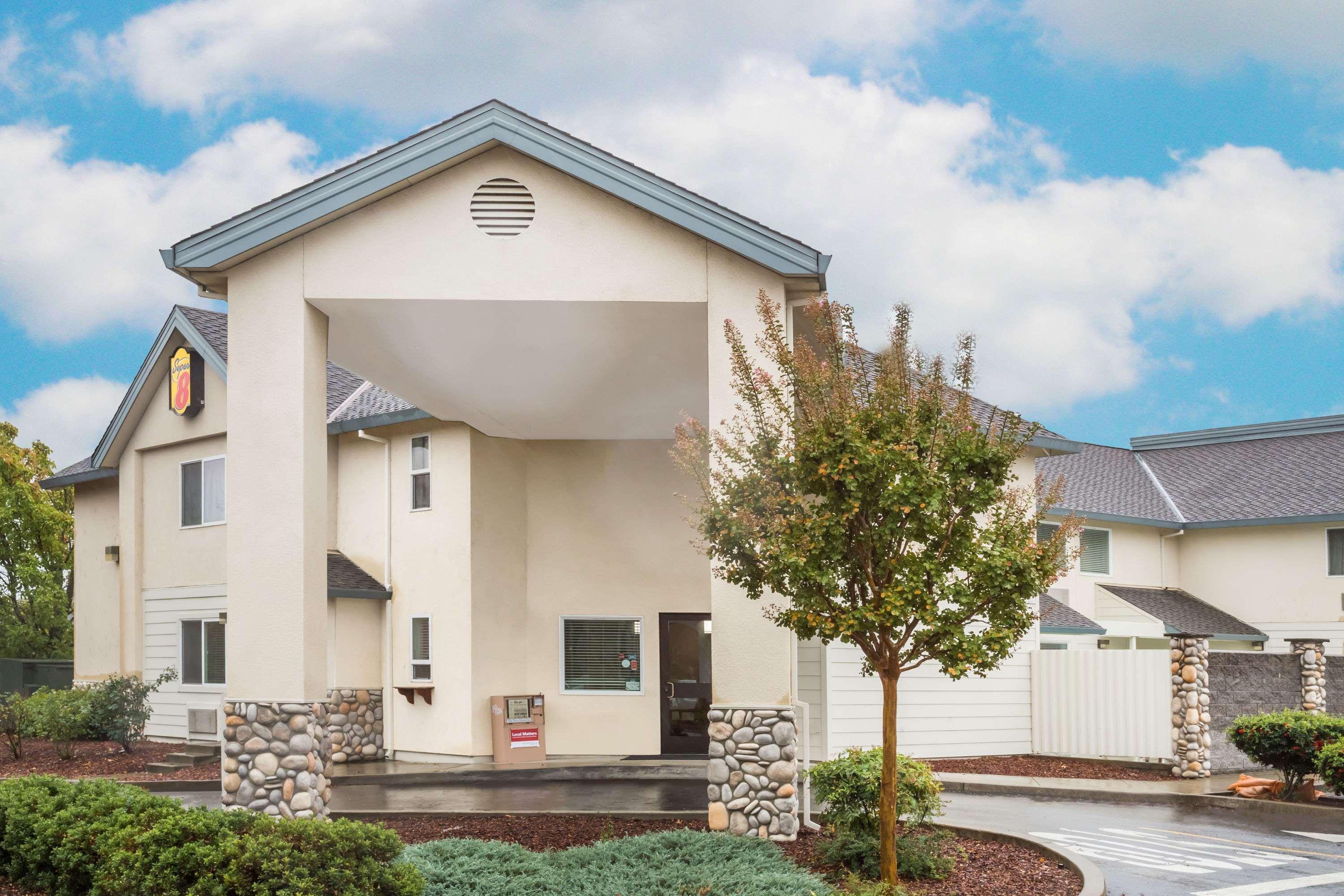 Super 8 By Wyndham Cloverdale Wine Country Esterno foto