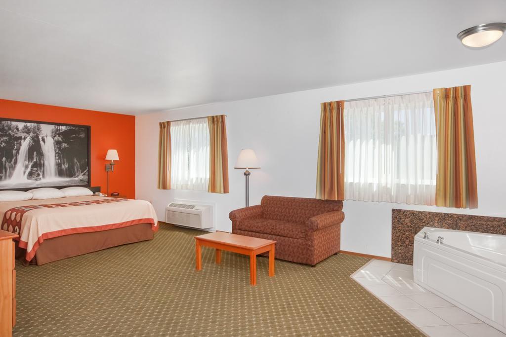 Super 8 By Wyndham Cloverdale Wine Country Esterno foto